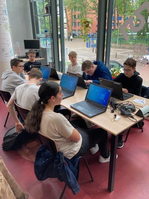 aan het werk op de laptop