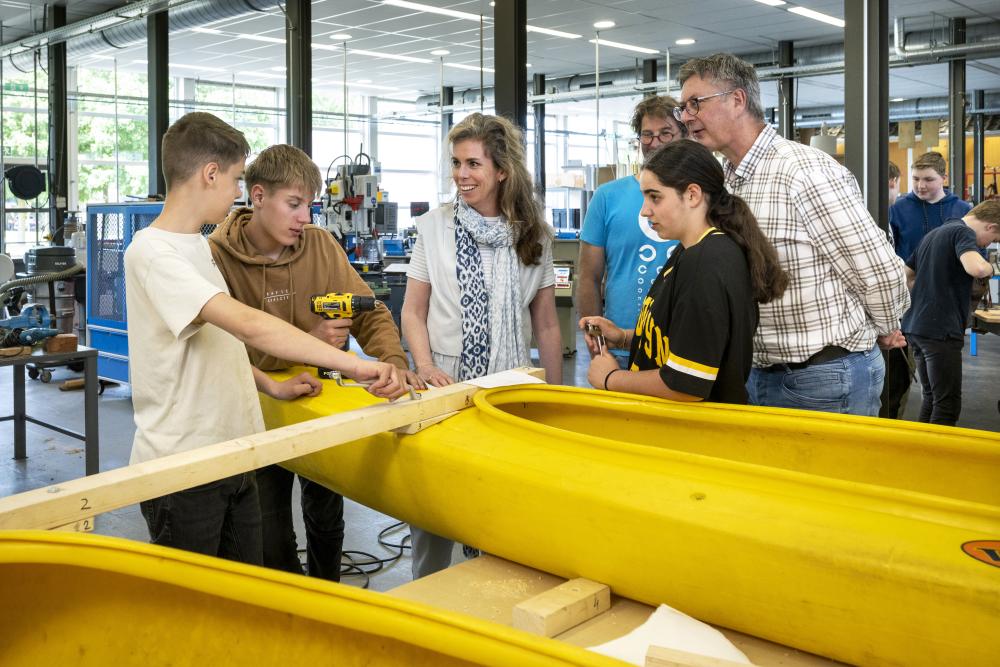 Leerlingen Kyano en Wout, directeur Marieke Peppelman, ondernemer Michiel van der Stelt, leerling Suze en afdelingsleider Ben Tutert. Foto: Eric van 't Hullenaar