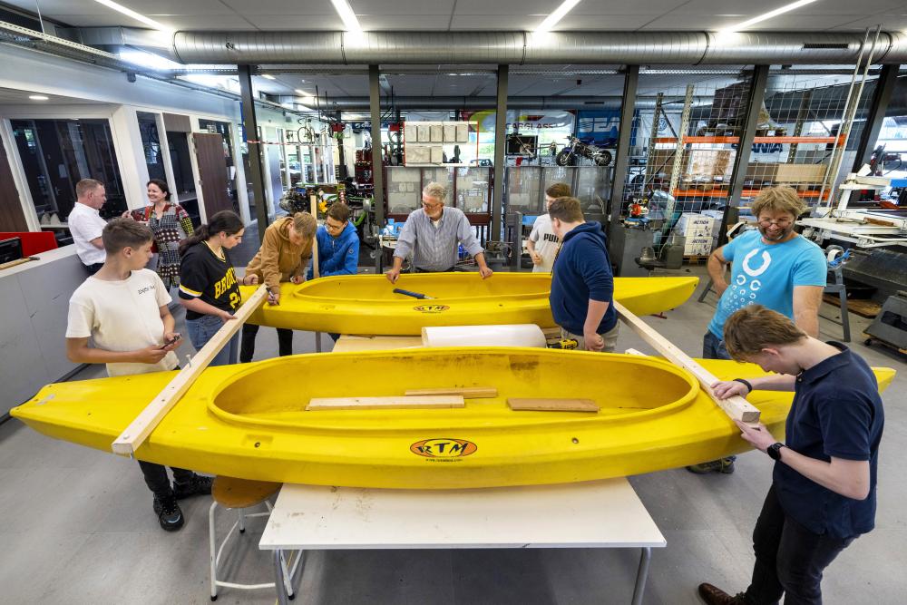Overzicht van het bouwen aan de boot in de werkplaats van vmbo-school Maarten van Rossem. Foto Eric van 't Hullenaar