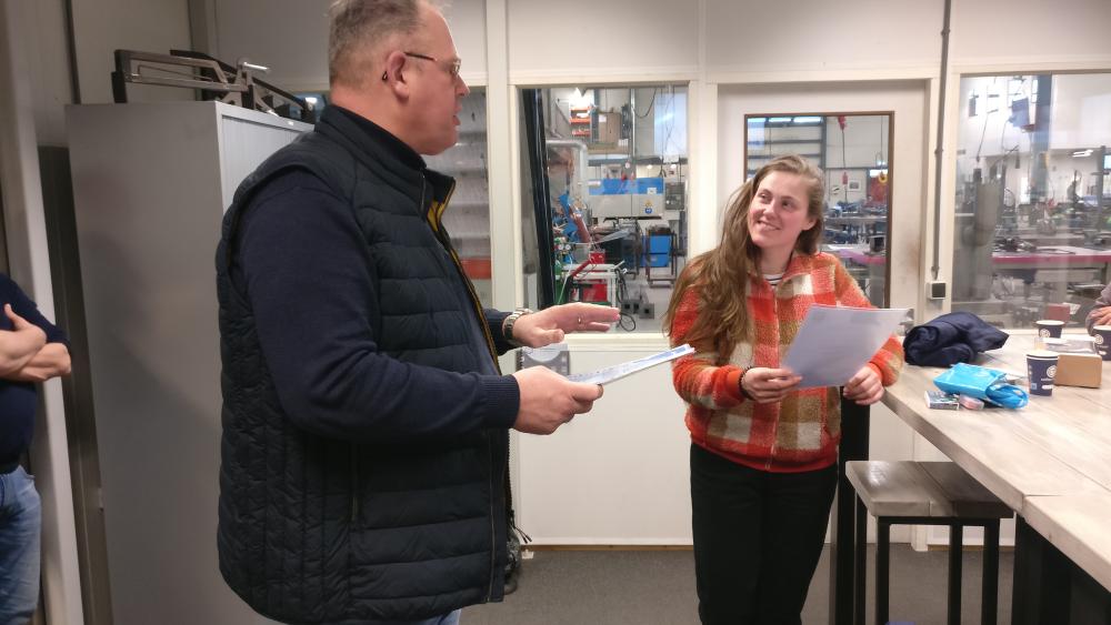Dhr Broekhuizen deelde de certificaten uit.
